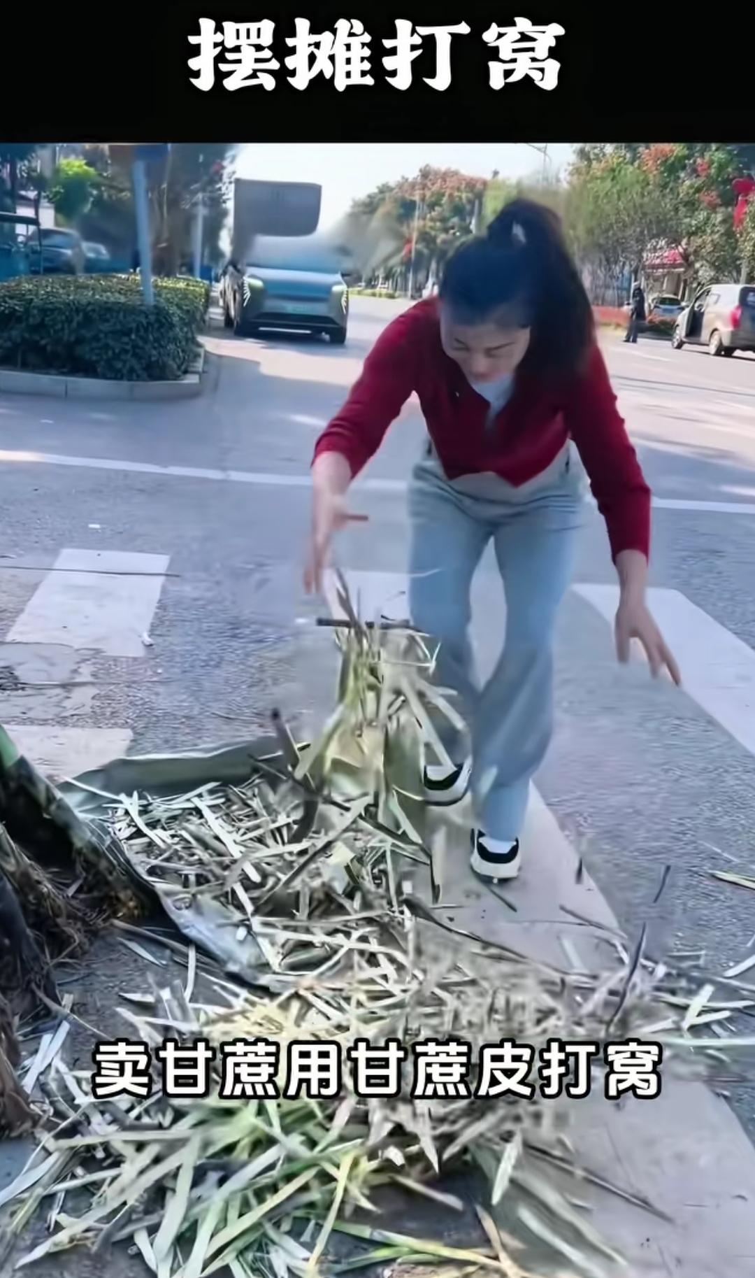 小摊贩要跟钓鱼佬学习，摆摊前先打窝。
（如图所示）人都有从众的心理，人多的地方自