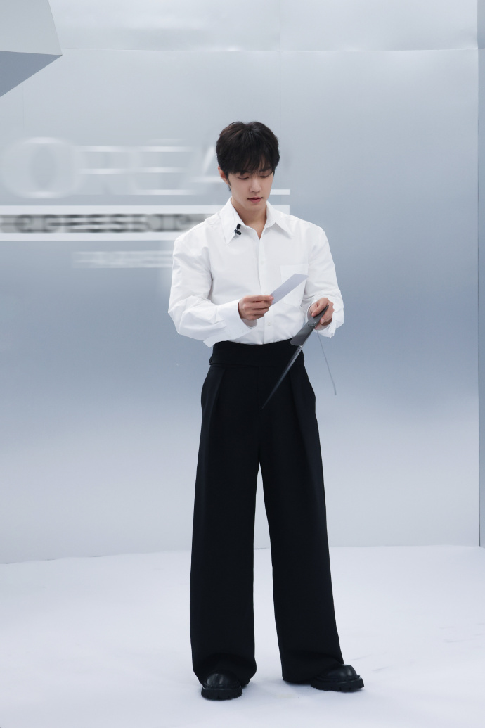 肖战光影中舒展 肖战白衬衫顺毛清爽感 肖战光影中舒展，肖战白衬衫顺毛清爽感，谁懂