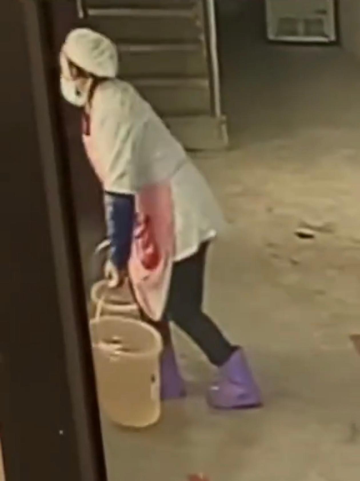 贵州的一所小学食堂阿姨为了省几步路，把滚烫的开水桶放在门口通道上，结果三年级的女