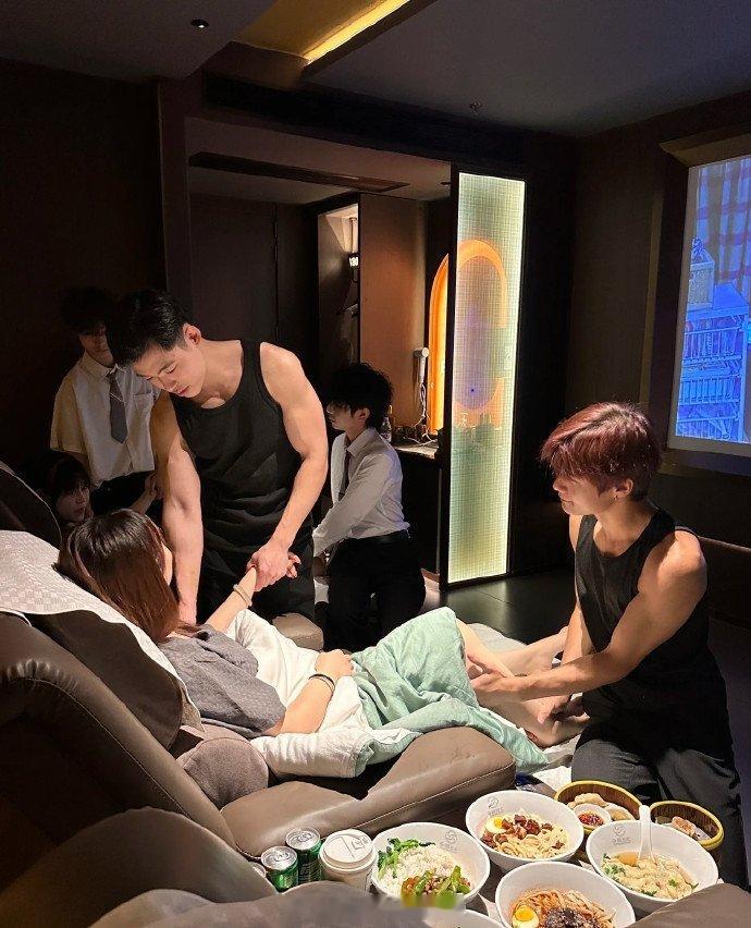 都说男人有钱就变坏，那女人有钱呢？   ```. 