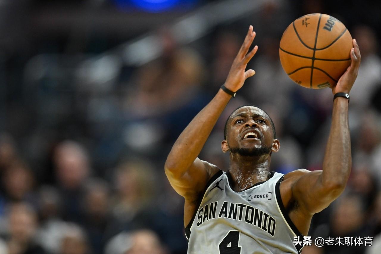 福克斯现在球风真稳！
马刺队能取得本赛季的成绩，除了文班亚马的强势表现外，福克斯