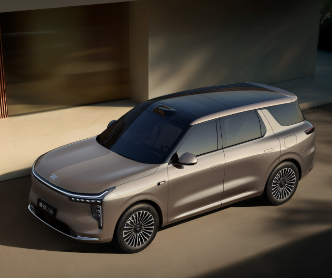 智己LS8 这车最狠的是两样东西：千问大模型+线控转向。不只是语音助手升级，是真