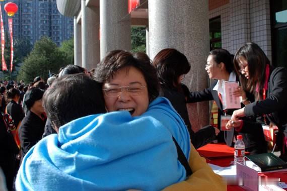 重庆烧烤摊这一幕太戳心了！女子带儿子吃夜宵，发现邻桌像失联十年的大学同学，两人眼