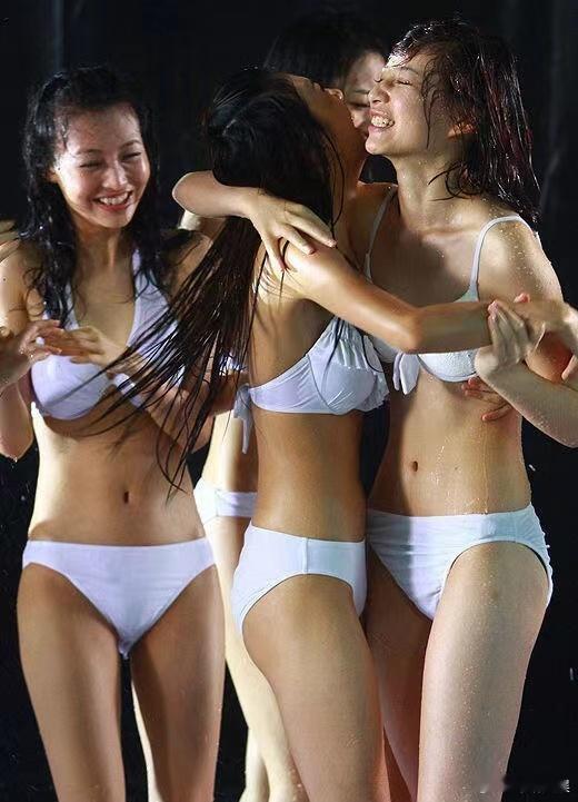 #李斯丹妮比基尼旧照# 考古出的李斯丹妮白色比基尼旧照，身材好到爆，会不会是快女