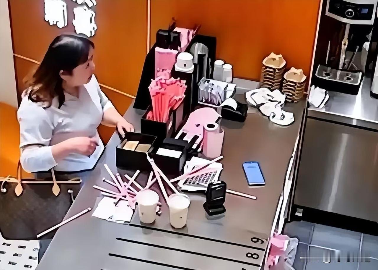 家人们，大瓜后续来了！那个为了两根吸管，把奶茶店砸得满天飞、把19岁小哥骂哭的“