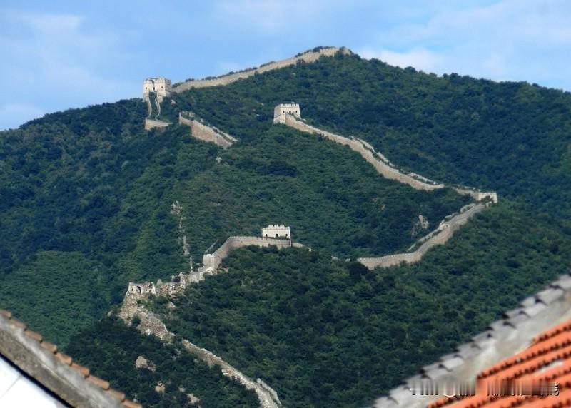 读历史才发现，秦始皇修长城，匈奴绕道；明朝重修，满洲入关。城墙挡不住铁骑，却成了