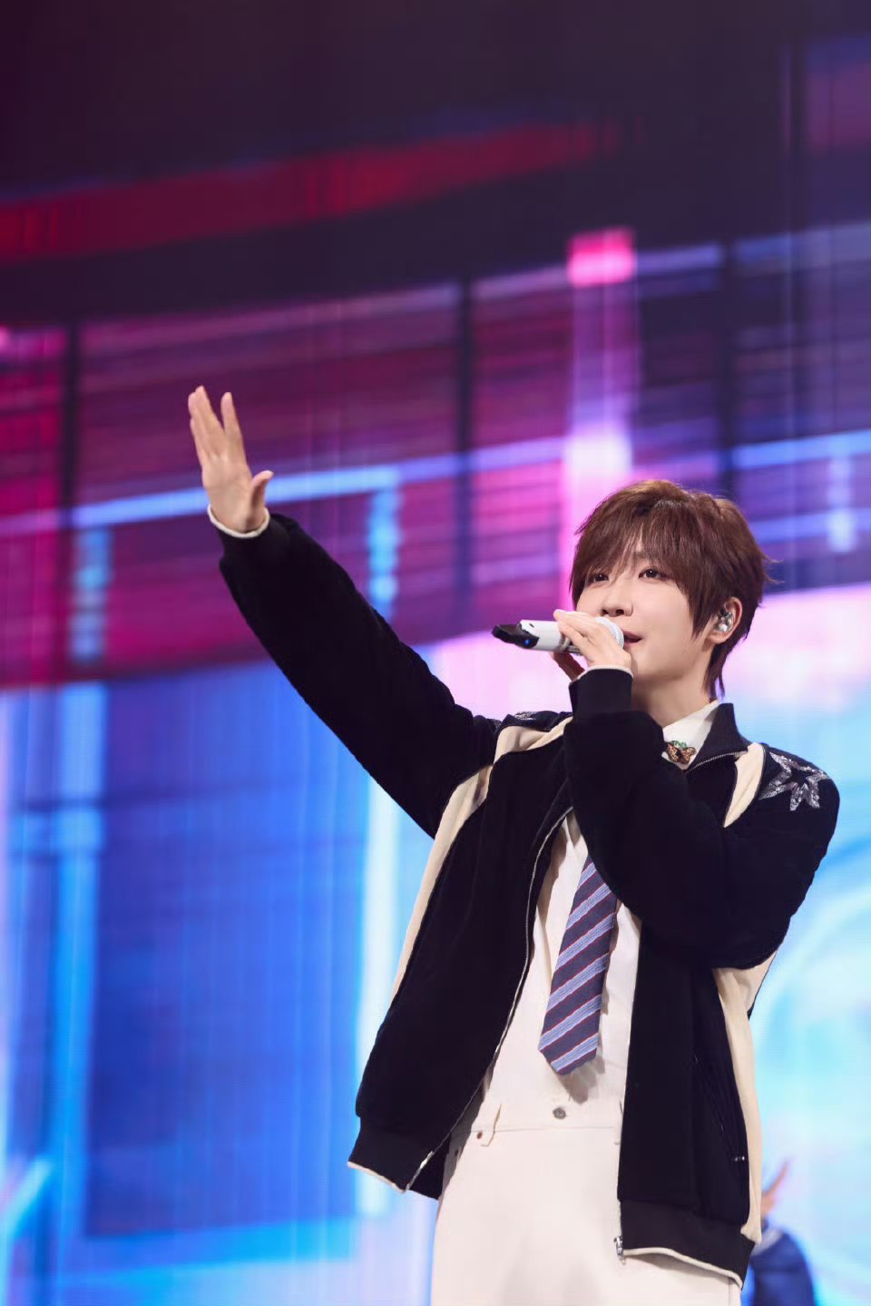 徐良全民现象级别演唱会徐良演唱会超百万人想看本以为是独自怀念的青春，没想到徐良演