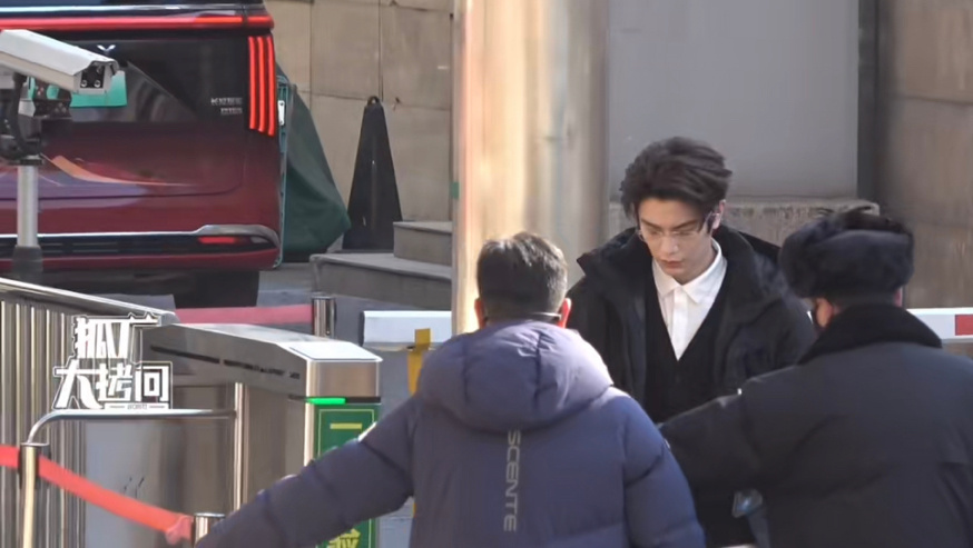 丁禹兮现身央视春晚第四次联排，戴眼镜好帅🤓 