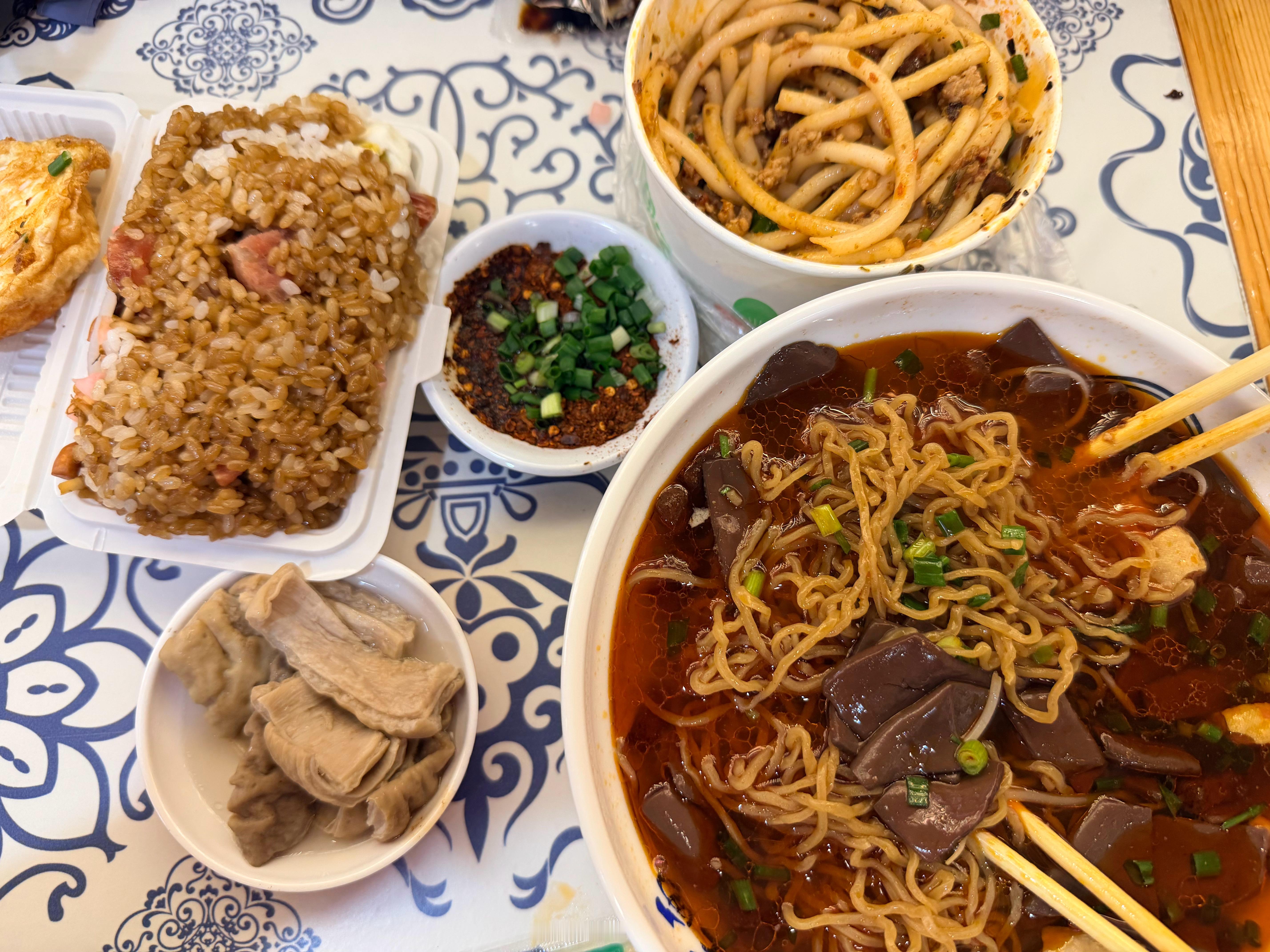 贵阳真的很爽有咖啡有酒 有美食有猴去贵州各大景点的交通也很便捷完全符合它的slo