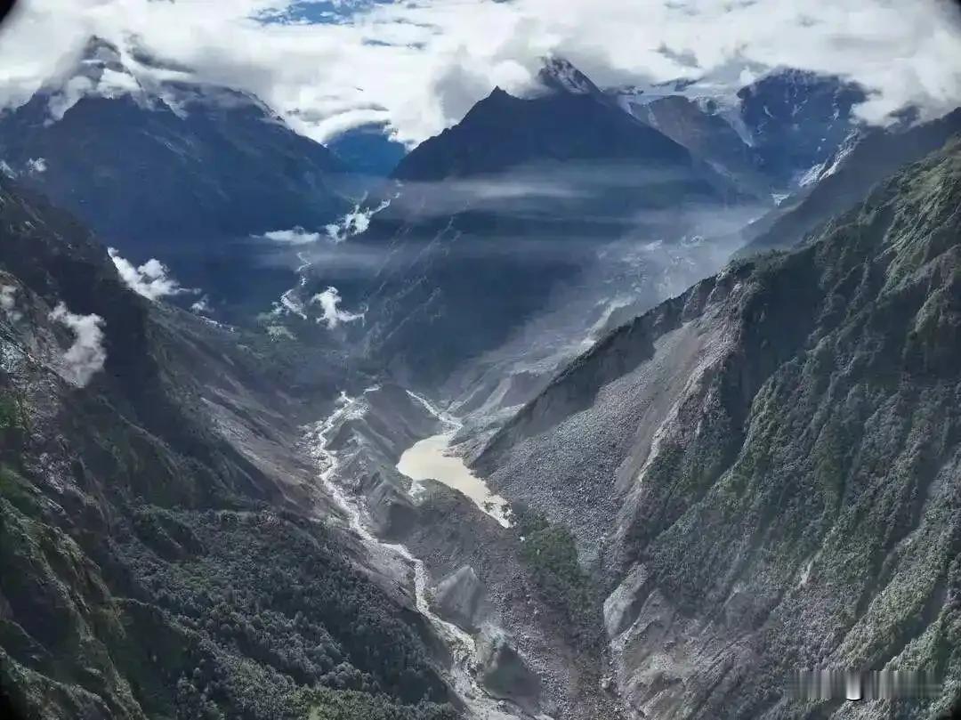 吉隆这回冰崩泥石流 咋能早点晓得

8月26日10时30分过些，尼泊尔侧高位冰崩