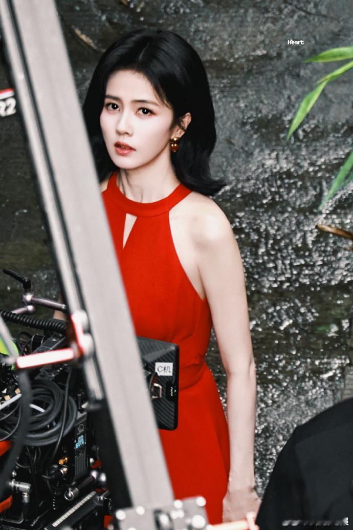 全世界最适合红裙的王韵娜白鹿正红长裙好明媚白鹿驾驭红裙的能力太绝，一袭正红长裙，