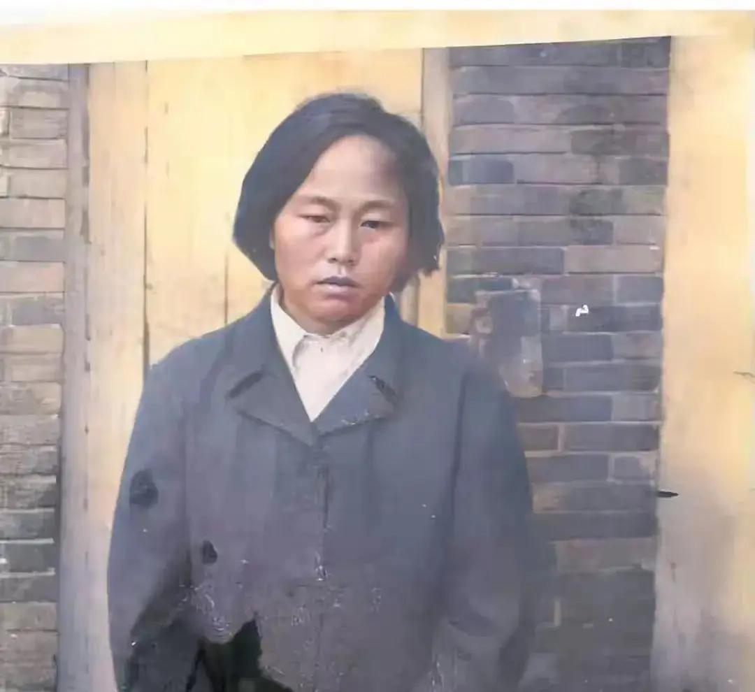 1986年，故宫太和殿前，一个农妇盯着金碧辉煌的龙椅，对身边人说了一句：“这大殿