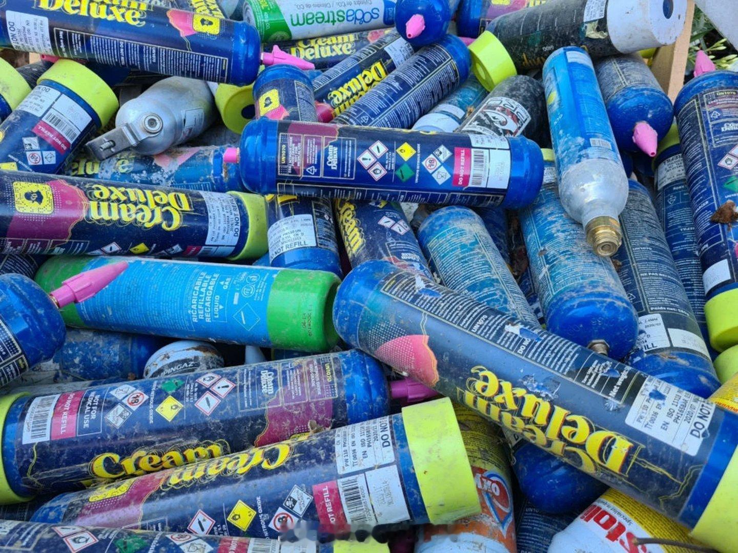 海外新鲜事 🇫🇷 法国参议院通过了一项法案，禁止向个人出售一氧化二氮。🚫 