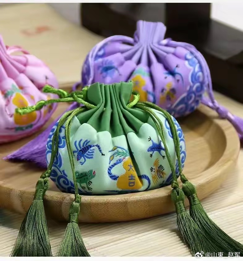 “戴个香草袋不怕五虫害”請广成中医药房打粗沫（谢）①防疫香囊作用：芳香化湿，镇静