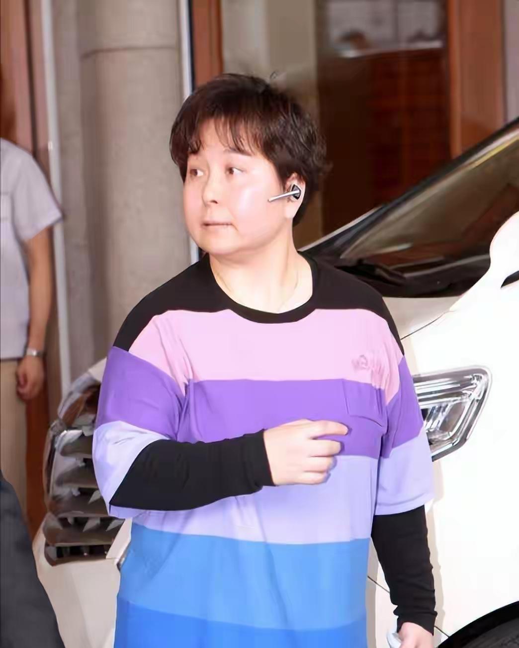 何超蕸去世，无儿无女，留百亿遗产。不知该如何分配？她的闺蜜杨千嬅在演唱会上痛哭。