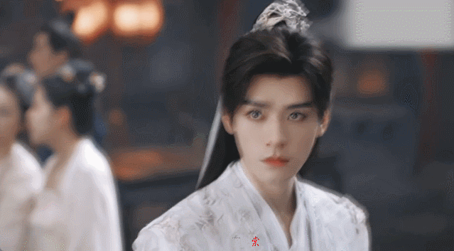 苏暮雨买自己赢当问到买谁赢时候，苏暮雨自信的桌我买自己！苏暮雨自己买自己赢诶，谁