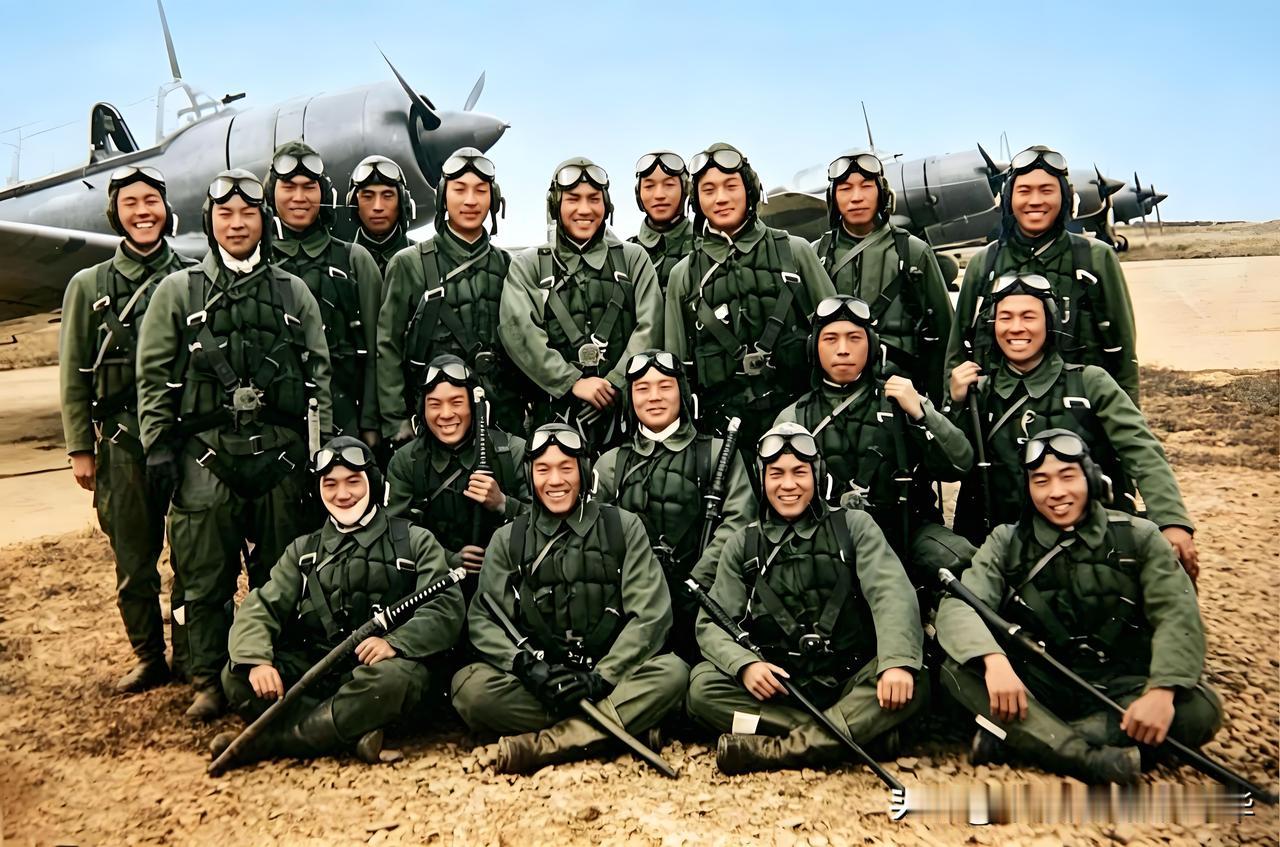 飞行员配备武士刀有什么用呢？
1944年，准备驾机撞向美军舰艇的日本神风特攻队的