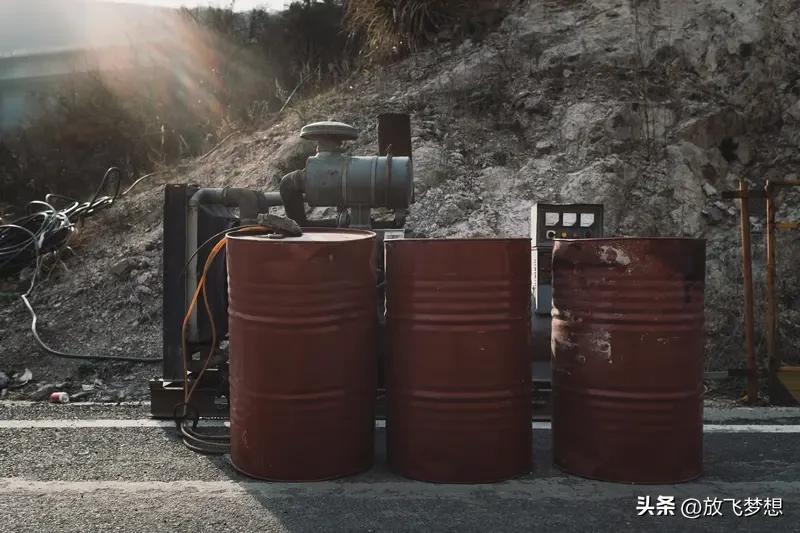 地沟油是怎么提炼成柴油的? 地沟油是能提炼成生物柴油的，这过程还挺神奇。首先得收
