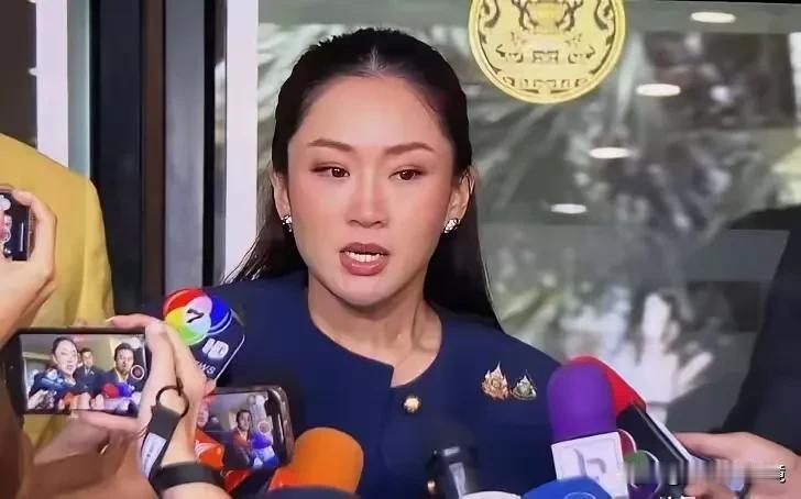 这几天泰国的美女总理一定很难受，没想到坦诚谦恭对待洪叔叔，却被人无情的利用了。