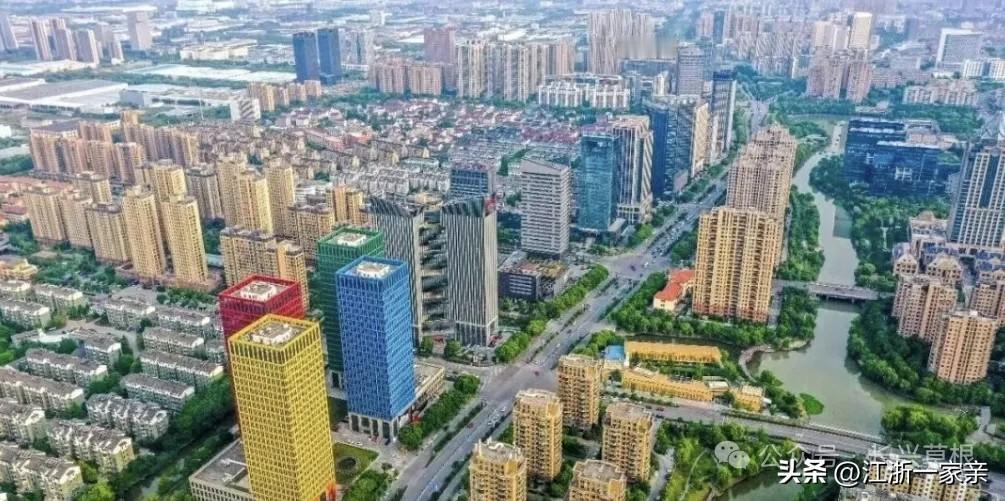 东阳市和长兴县的差距越来越大了，长兴县2025年的经济总量已经突破了1,000亿