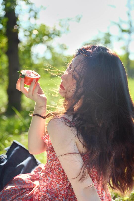 她在阳光里摘到了夏天