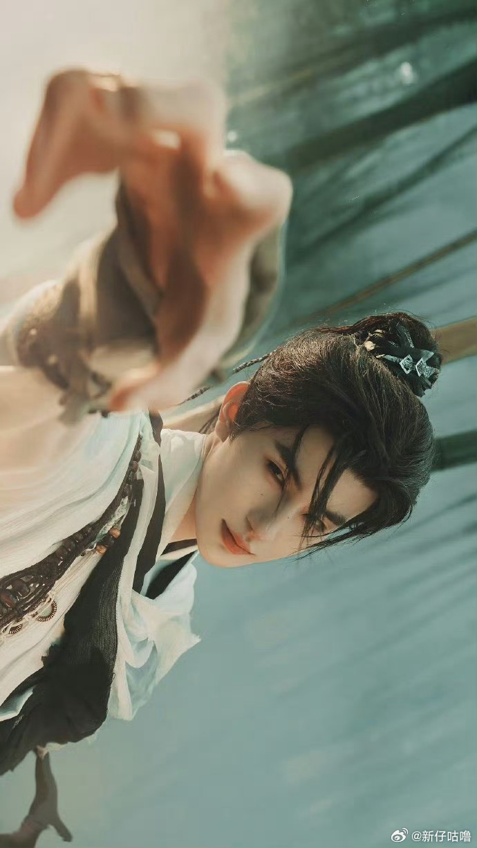 我的妈耶！ 我真的太爱这四张照片了！也太好看了吧！干干净净又帅气！看着帅哥心情都