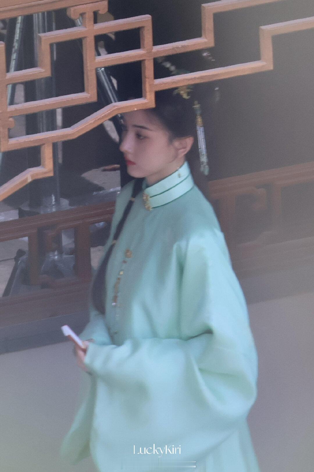 宋祖儿表妹万福首套造型宋祖儿表妹万福绿衣路透 祖儿这个美呀～[哇] ​​​