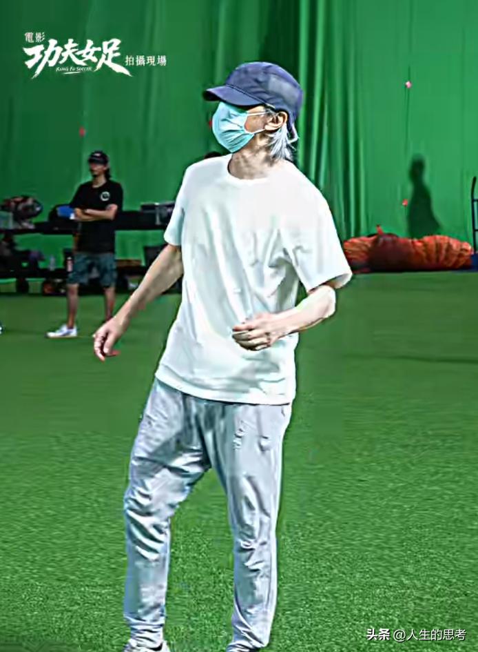 我也喜欢戴帽子、戴口罩，所以很理解周星驰。

一直以来，很多人好奇周星驰为什么出