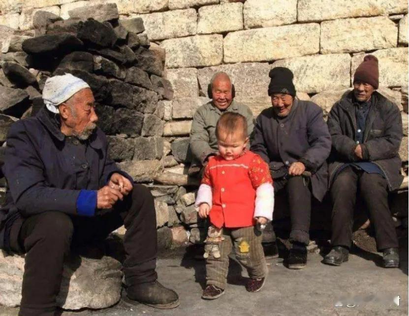 有很多人都认为穷老人不怕死，反正都很穷，还在乎死吗？而且穷老人本来就很穷，所以就