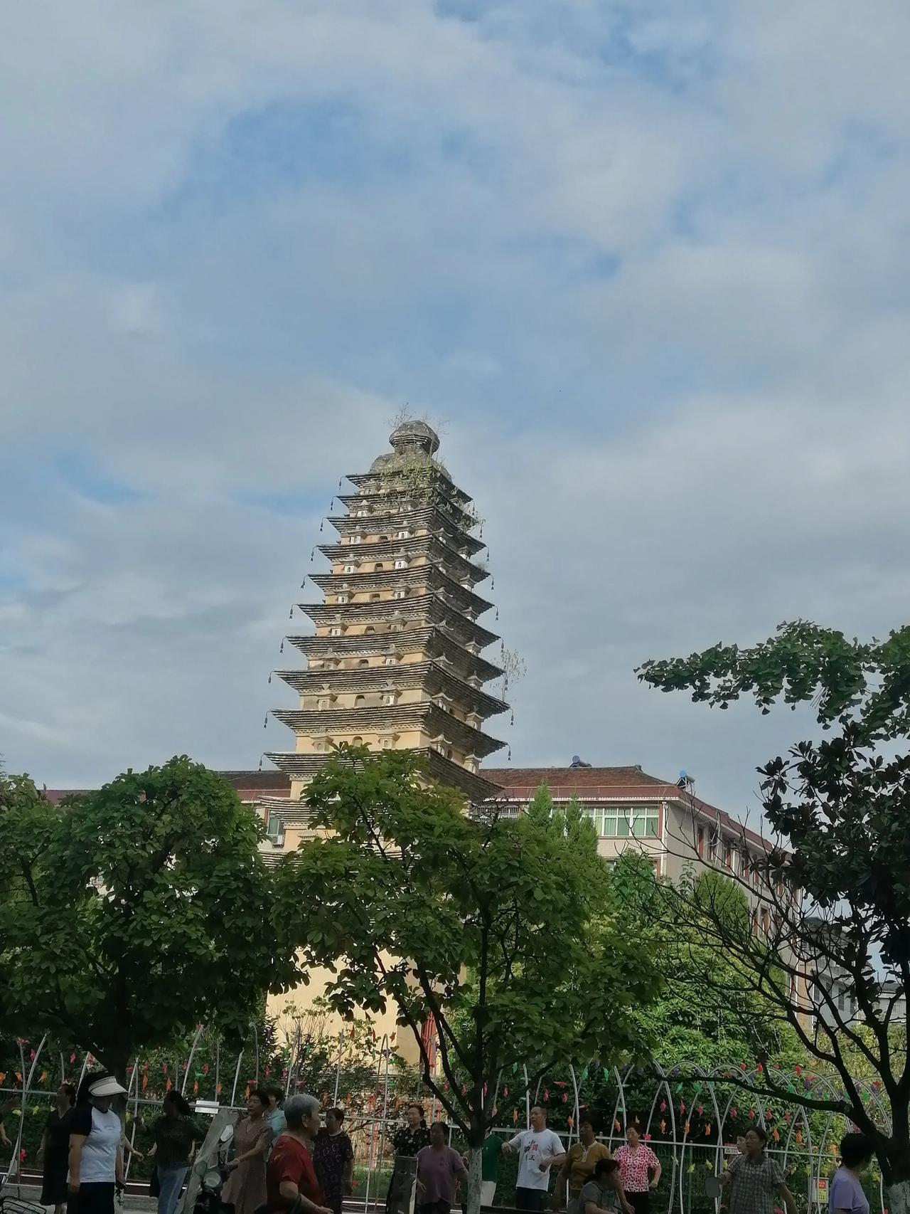 同事吴老师昨晚去参加儿子的家长会，一年级，开学这还不到一个月，早上在办公室吐槽。