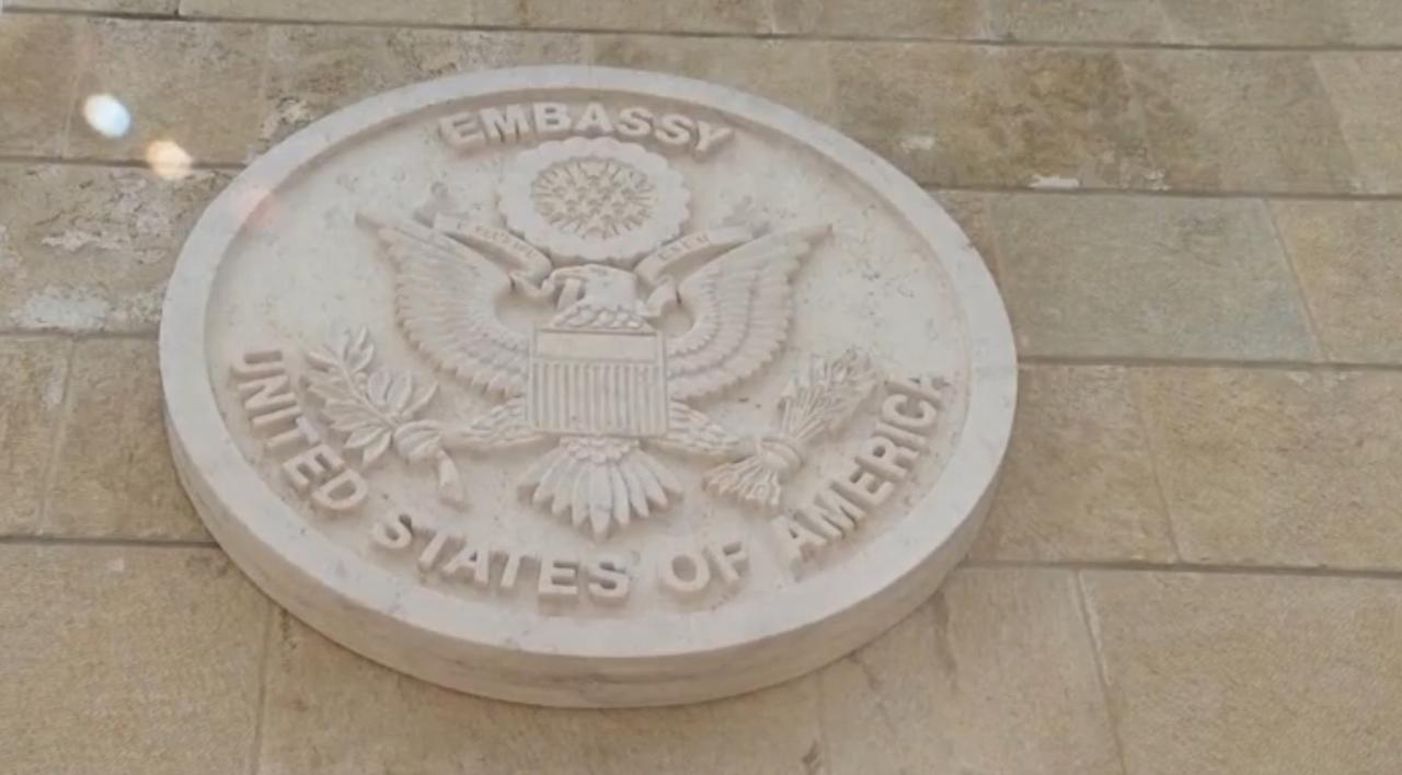 总台记者报道，美国承认以色列对约旦河西岸的定居点“合法化”，引发国际社会强烈反对