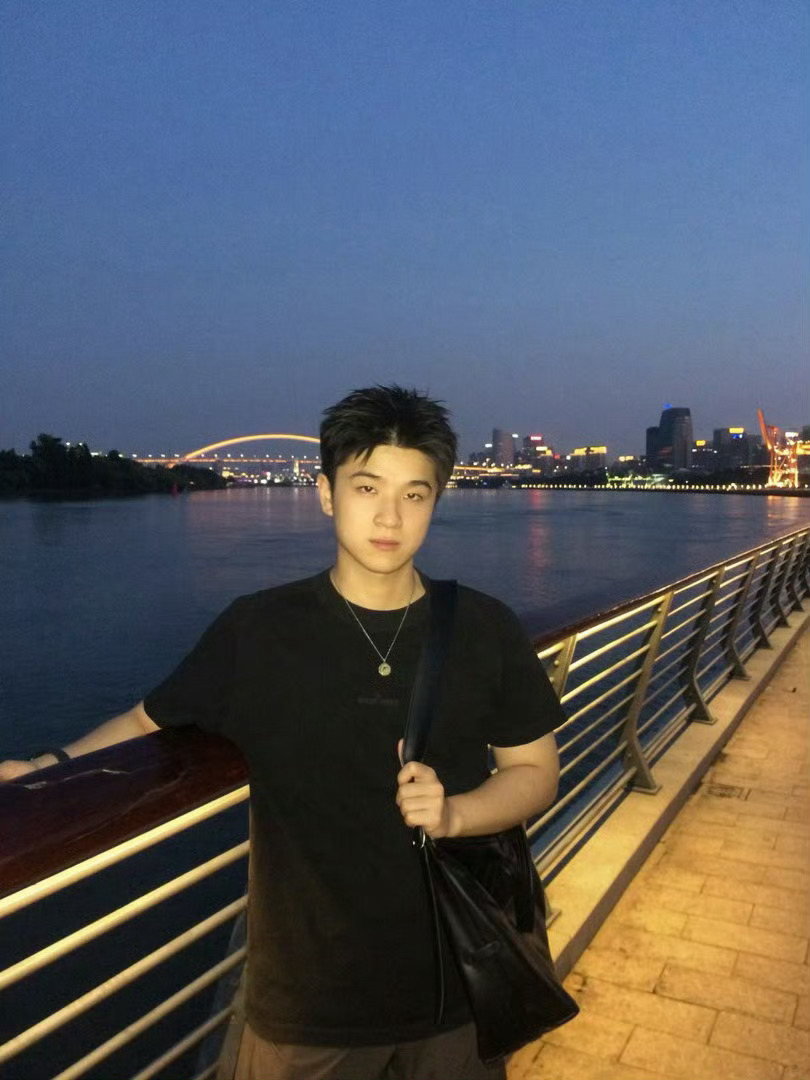思慕社字母我们共用过同一副耳机，却各自走向分明的雨区。电影票根在风里翻卷，背面写