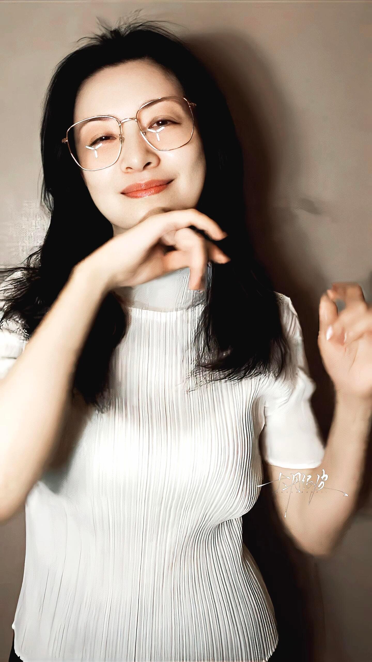 周涛能不能帮我擦下鼻血 有人考古她年轻时的春晚截图，有人夸她冻龄。但我偏偏被她现