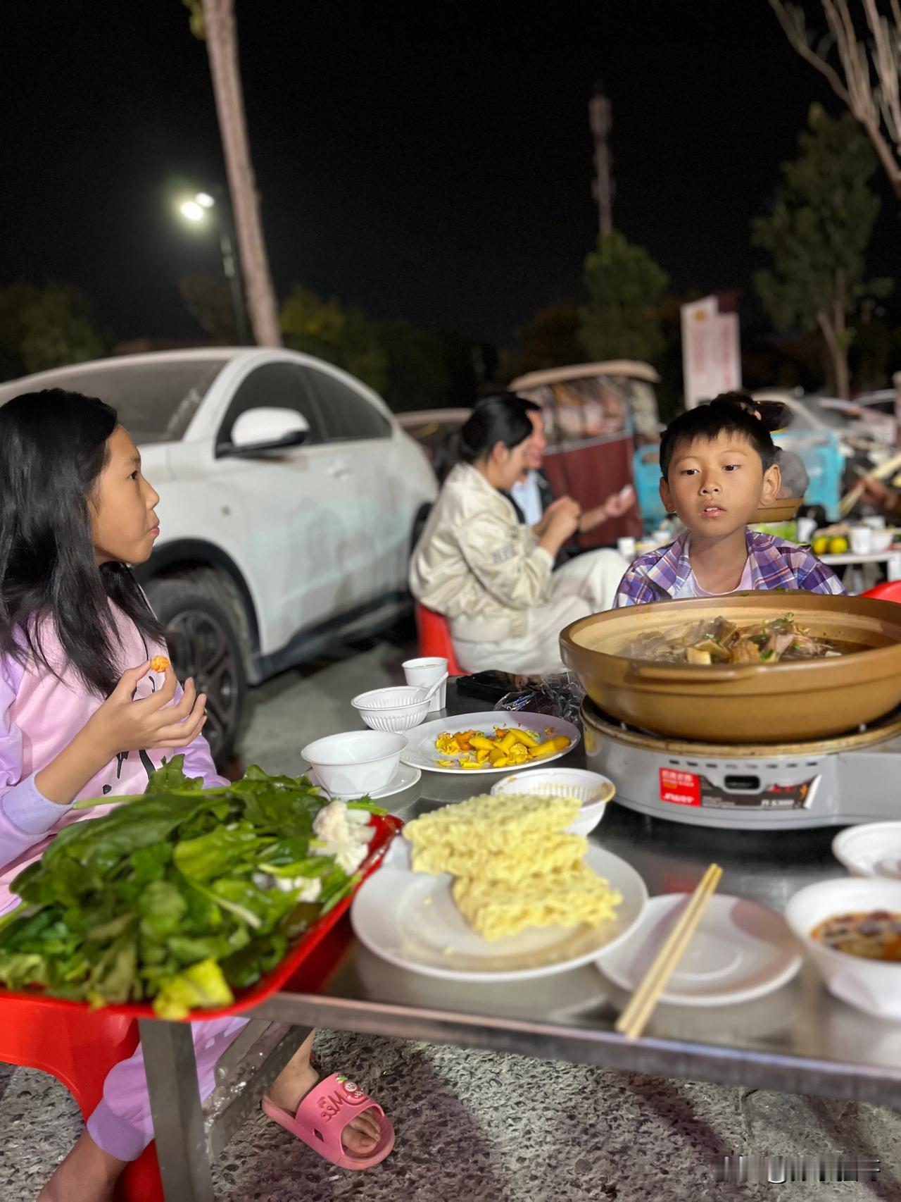 都说今年经济形势差，看看晚上热闹非凡的夜市真的颠覆了我的认知[我想静静][我想静