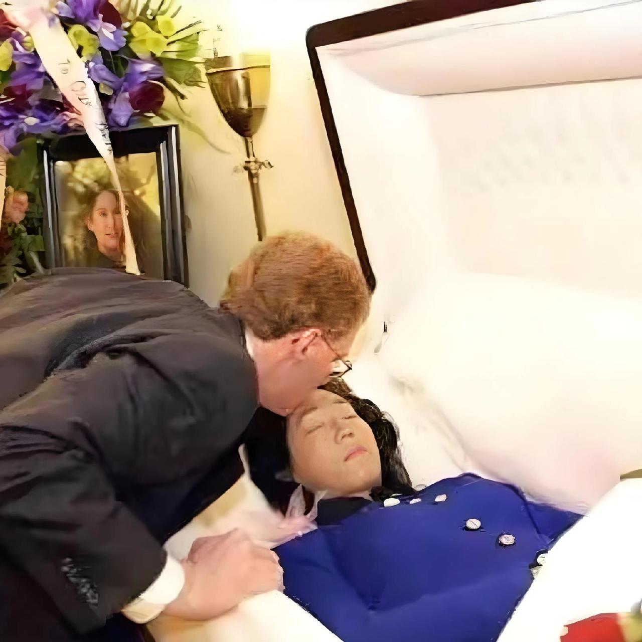 2004年，张纯如的葬礼上，在即将封棺的最后时刻，丈夫轻吻她的额头，一张罕见的留