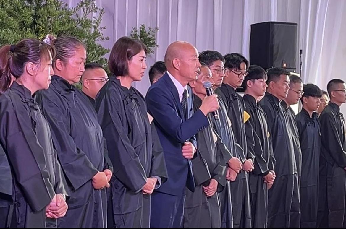 许淑华父亲告别仪式举行，音容宛在，风骨犹存[祈祷]
今天上午8时，南投县长许淑华
