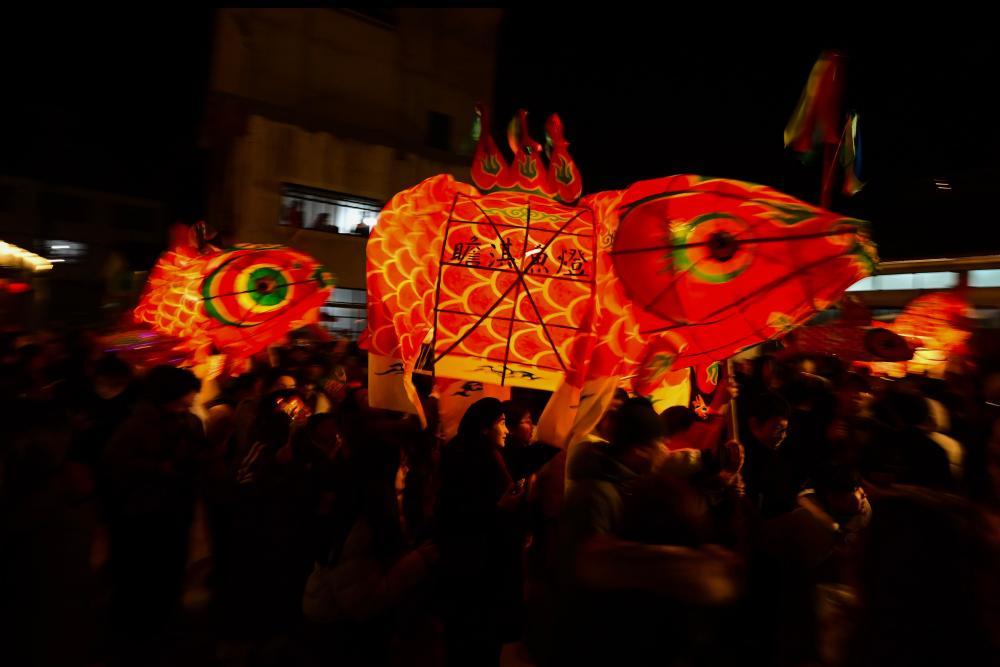 2026春节消费迎来开门红当第一盏鱼灯点亮青石板路，安徽歙县瞻淇村的春节，便在光