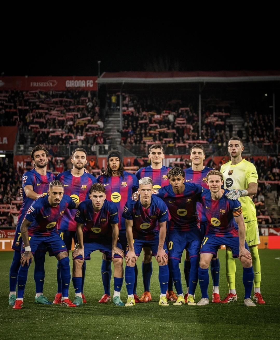 巴萨首发11人合影。赫罗纳2比1巴萨