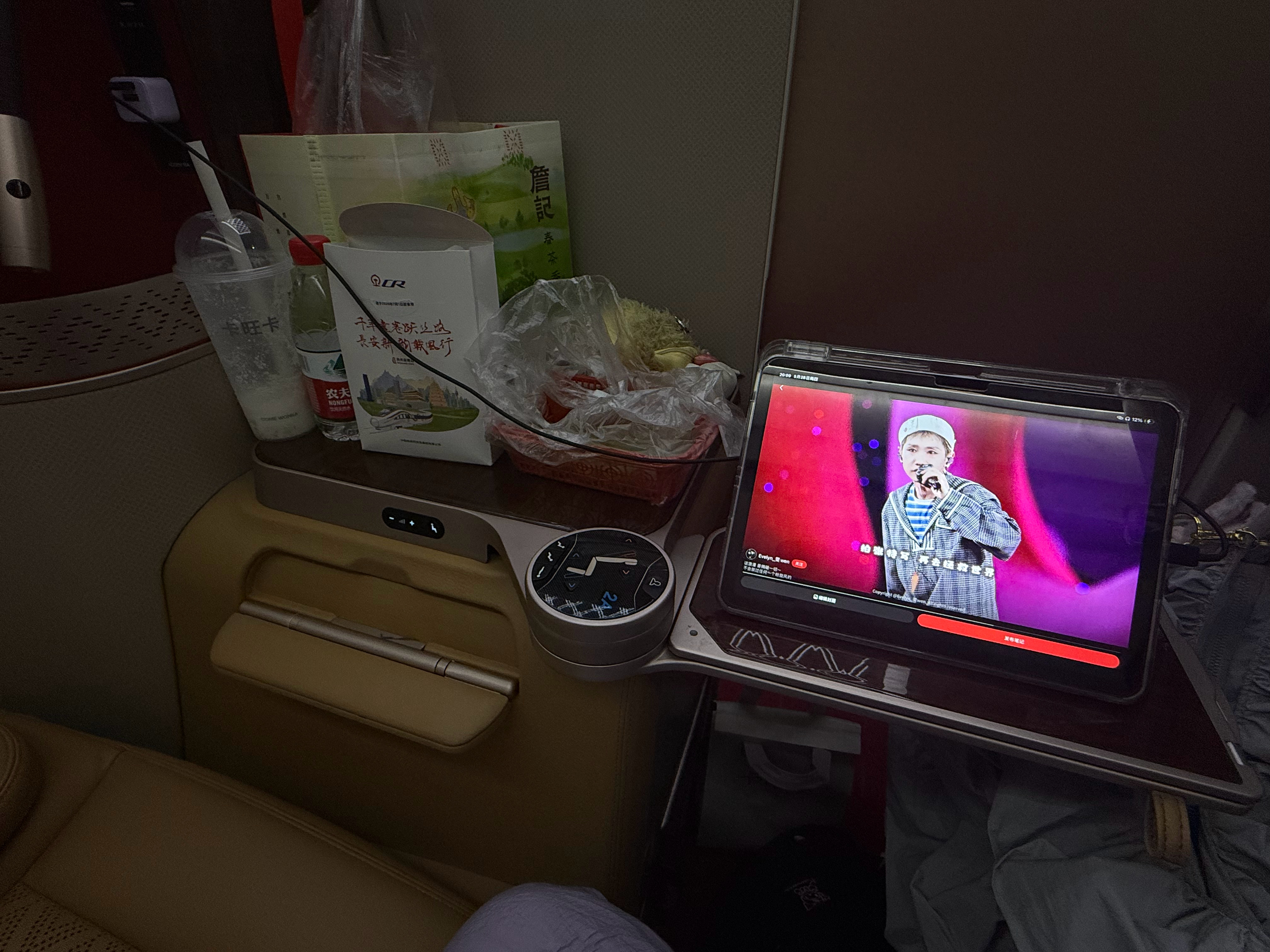 我爱高铁小包厢 搞成我的影音室了哈哈哈哈哈水果零食奶茶都全