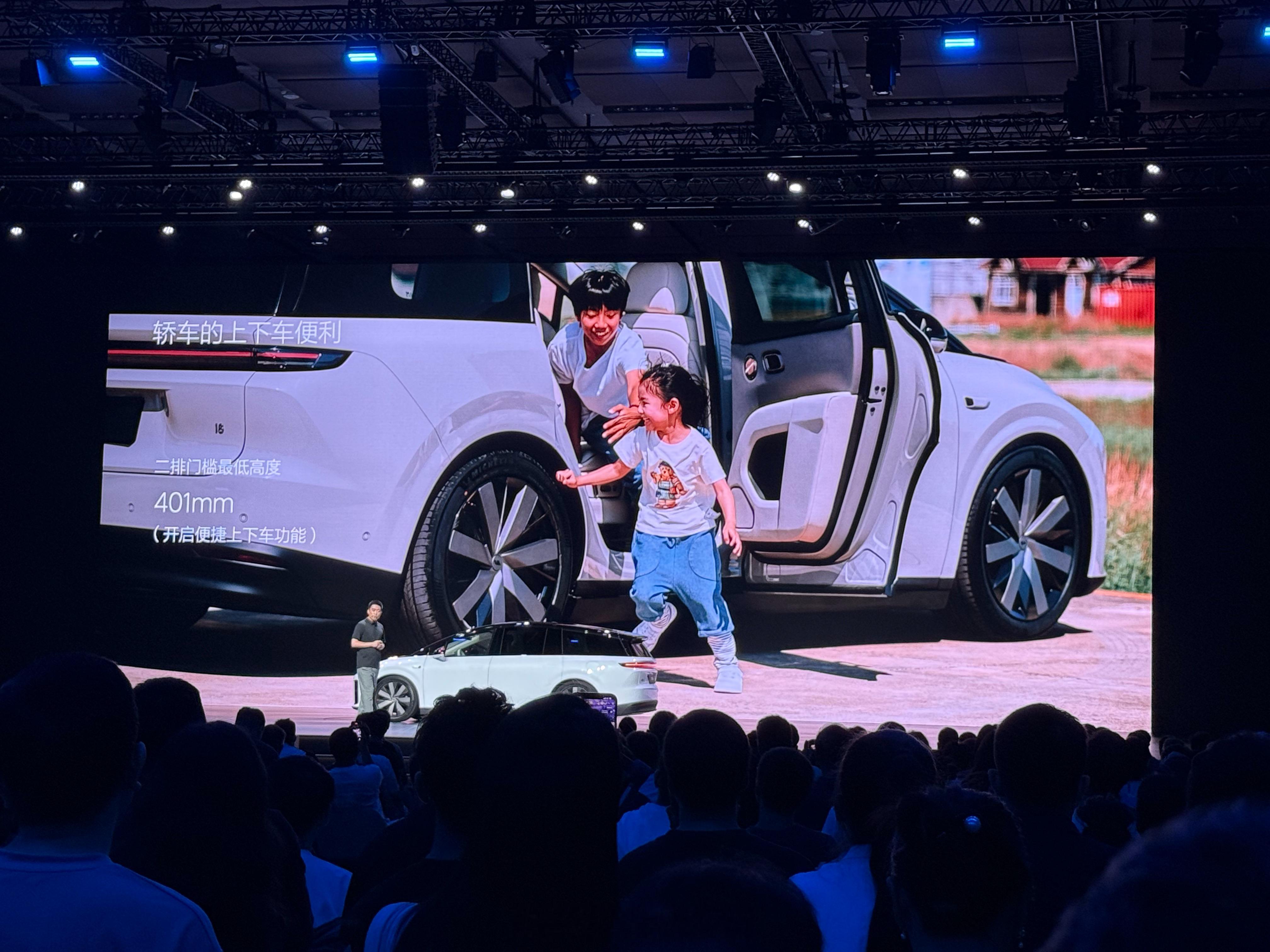 李想：—— 理想 i8 拥有轿车的上下车便利。理想i8上市新能源汽车308_IO