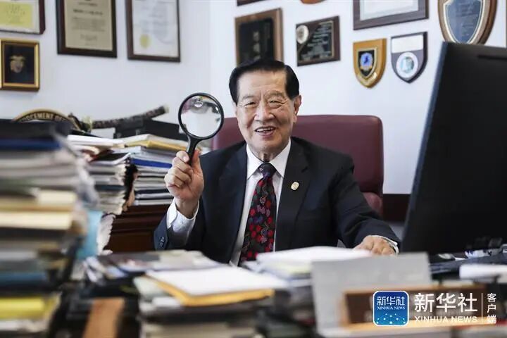 “华裔神探”李昌钰追思及安葬仪式在江苏扬州举行，现场摆满花篮，亲友、同乡、学生等前来送行