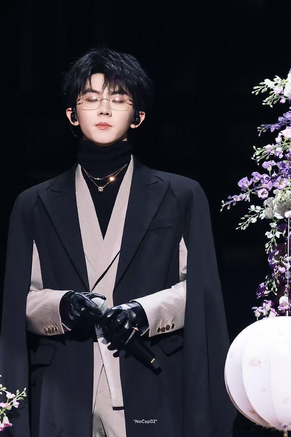 将“江南小少爷”的柔美与“daddy级别”的游刃有余相结合，展现其从少年到轻熟的