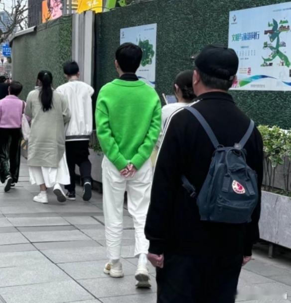 #doinb被偶遇##doinb现身上海#玛雅！真的食泥鸭~~清明时节雨纷纷 路