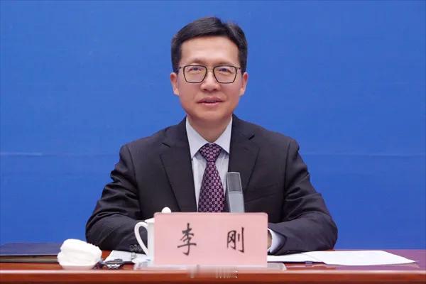 据云南省纪委监委消息：云南省丽江市委副书记、市长李刚涉嫌严重违纪违法，主动投案，