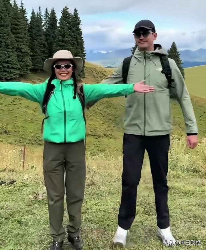 春日生活打卡季这是母子俩呀，到旷野森林草原旅游景点去走上一番，那太惬意了！关键你