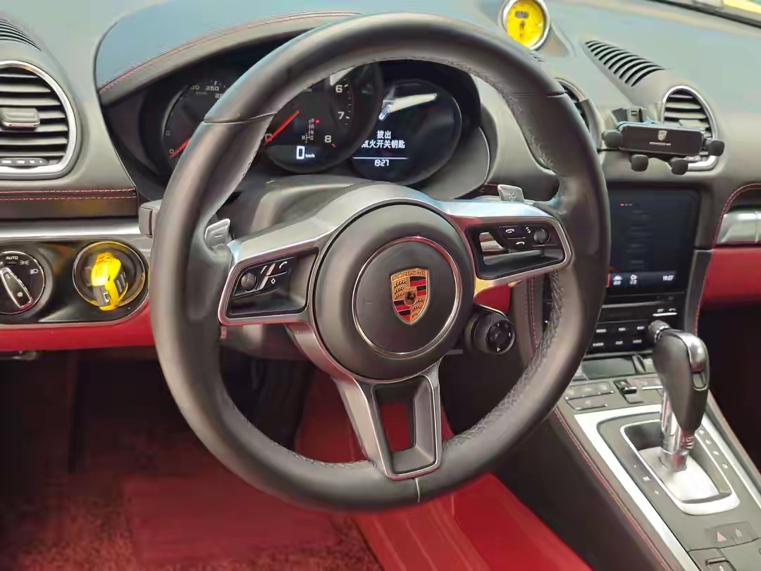 保时捷718（Porsche 718）是保时捷公司的入门级跑车，分别有运动跑车保