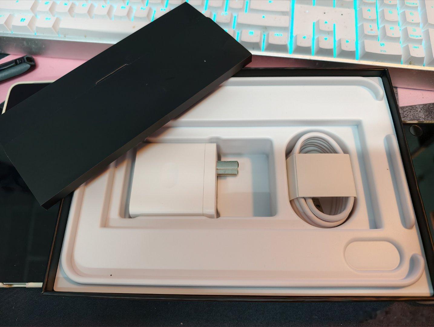 买了一个 OPPO Pad mini，8.8寸屏，8G256，2799元。其实不