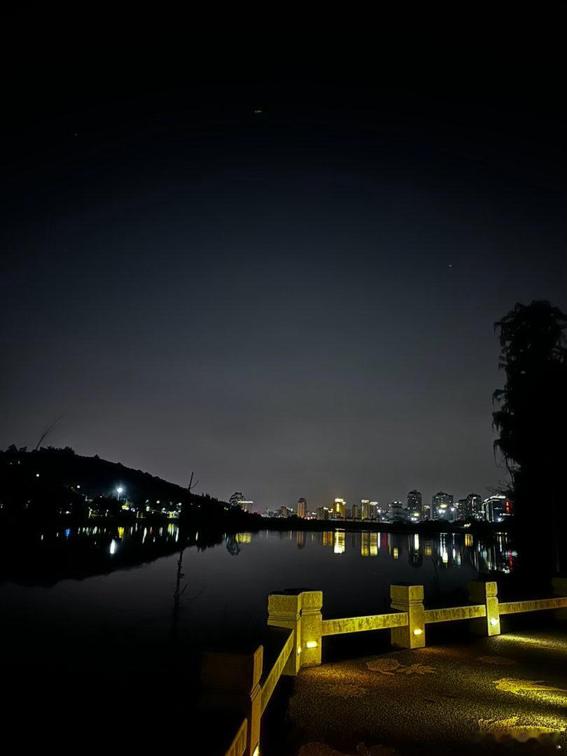 今天是认真过节的一天。吃饱了喝足了，逛累了。 天黑了， 一会儿安排快落一次。 [