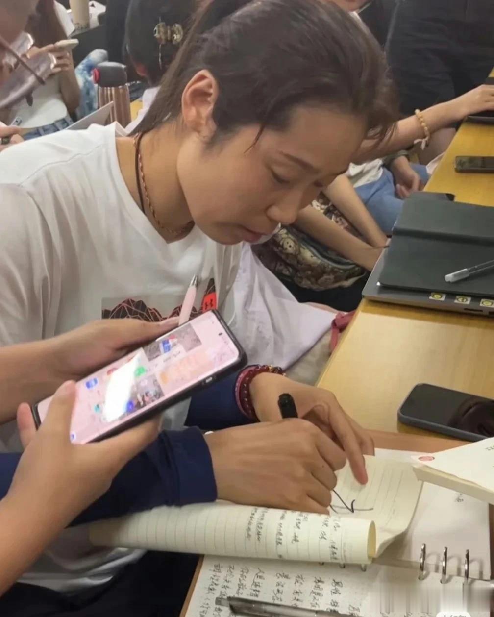 朱婷北师大上课  教室满满的羡慕
嘿嘿是谁要到了朱婷的签名！  ​