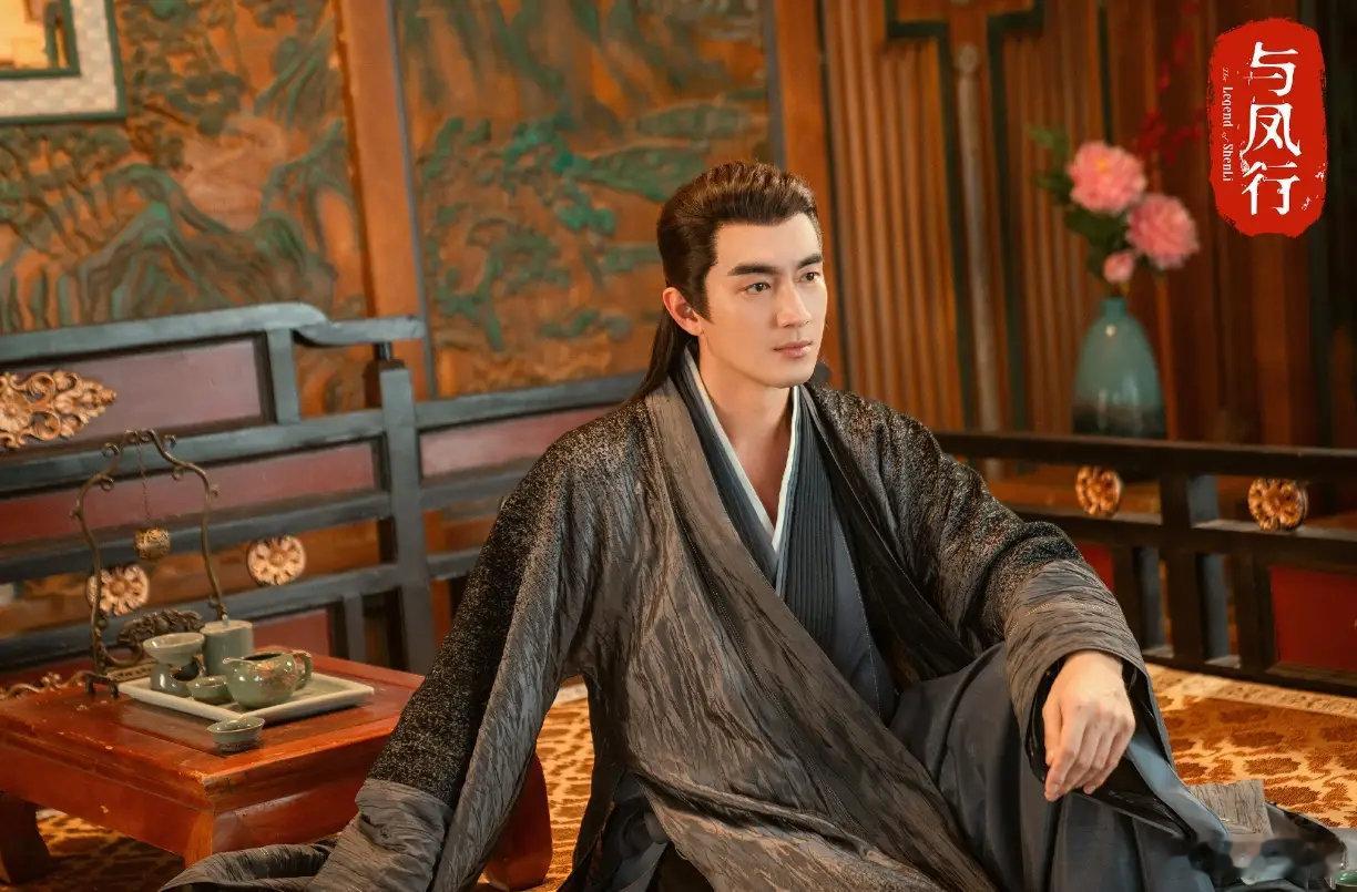 《与凤行》庆功宴现场，赵丽颖与林更新衣服印狗头和兔子。近期赵丽颖正在重庆拍摄短剧